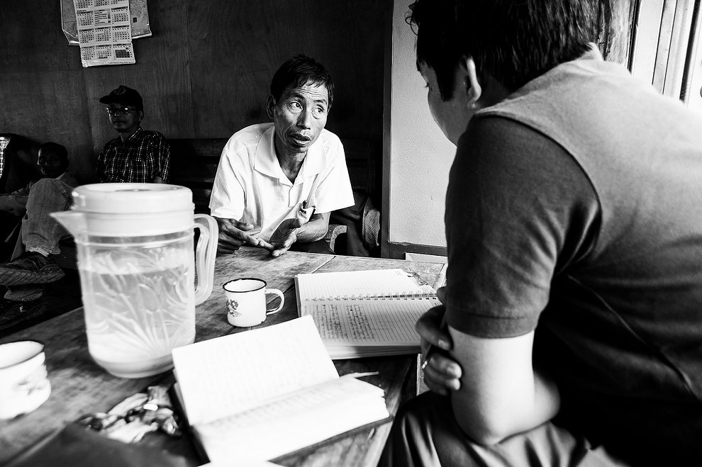 Wywiad pracowników Sarva Shiksha Abhiyan z nauczycielem ze wsi Khaikhy (Mizoram) (Mizoram i Manipur)